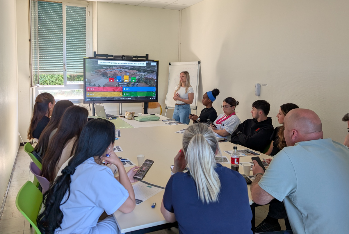 Open space agréable avec des salariés en discussion